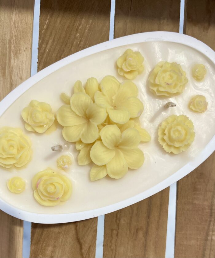 Sójová sviečka Plávajúca záhrada  žltá s vôňou tulipánov